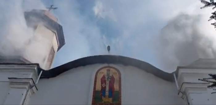 Incendiu puternic în Prahova! O biserică a fost cuprinsă de flăcări, în timpul slujbei