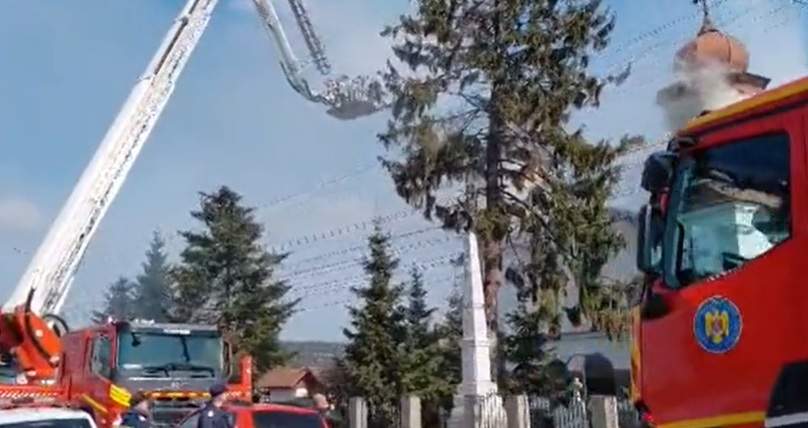 Incendiu puternic în Prahova! O biserică a fost cuprinsă de flăcări, în timpul slujbei