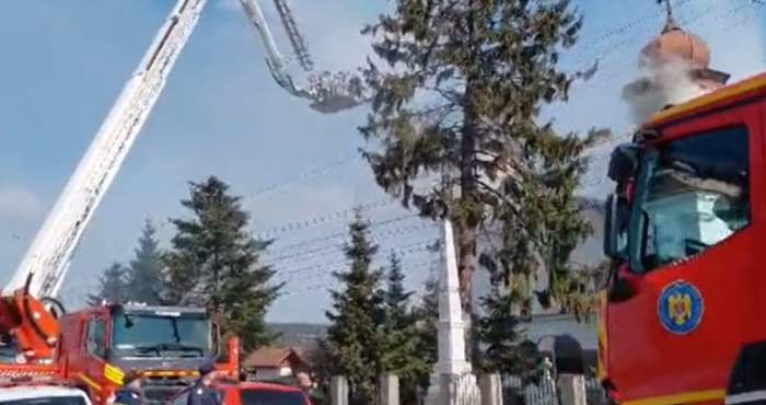 Incendiu puternic în Prahova! O biserică a fost cuprinsă de flăcări, în timpul slujbei
