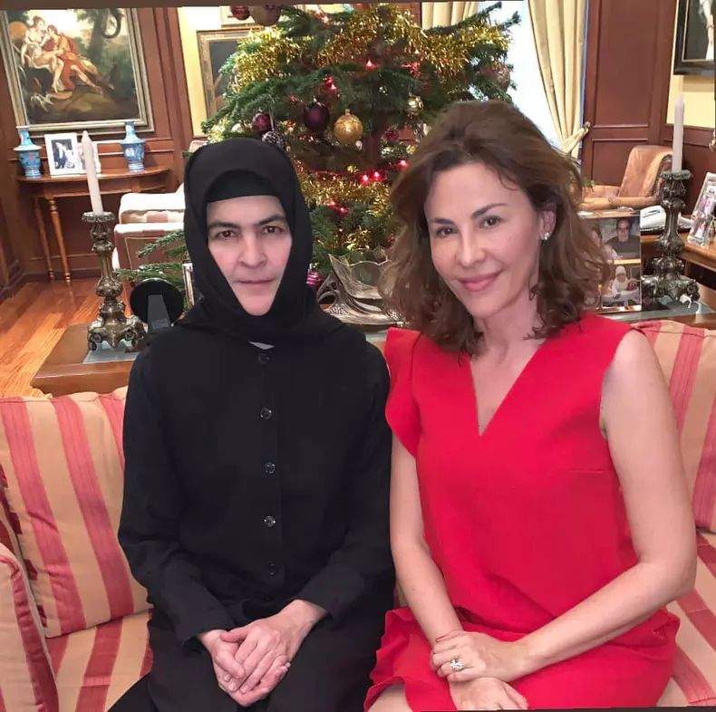 Adina Alberts, alături de sora ei