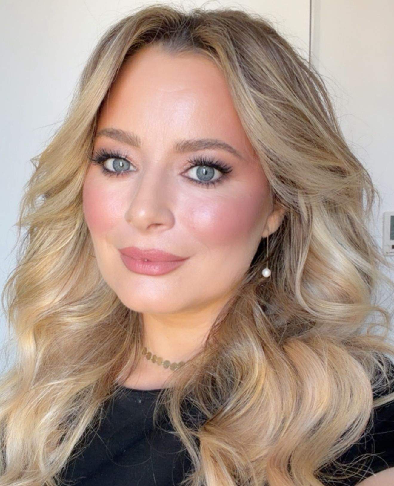 Laura Cosoi, machiată și aranjată