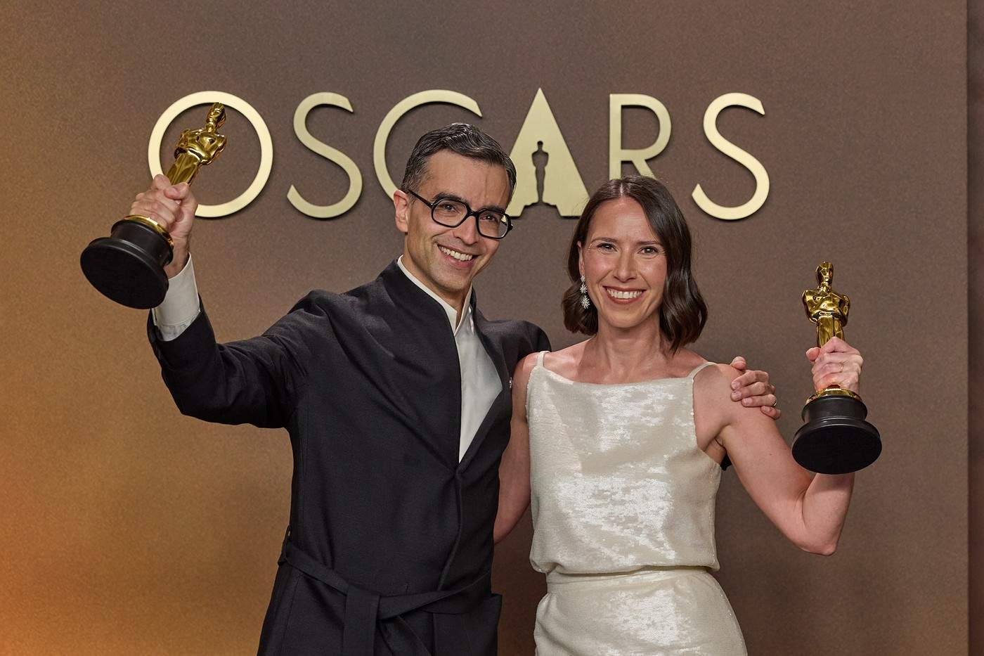 Alexandre Singh și Natalie Musteata pozează în culise cu premiul Oscar pentru scurtmetraj live-action în cadrul celei de-a 98-a ediții a Premiilor Oscar, care a avut loc duminică, 15 martie 2026, la Teatrul Dolby de la Ovation Hollywood.