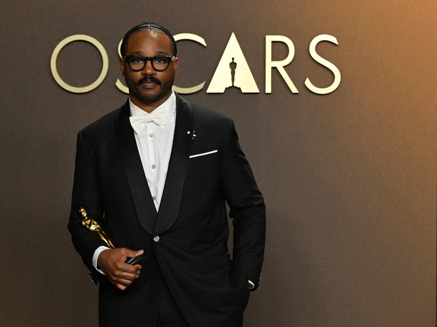 Cel mai bun scenariu original pentru filmul Sinners RYAN COOGLER în sala de presă din cadrul celei de-a 98-a ediții a Premiilor Academiei, acordate de Academia de Arte și Științe Cinematografice