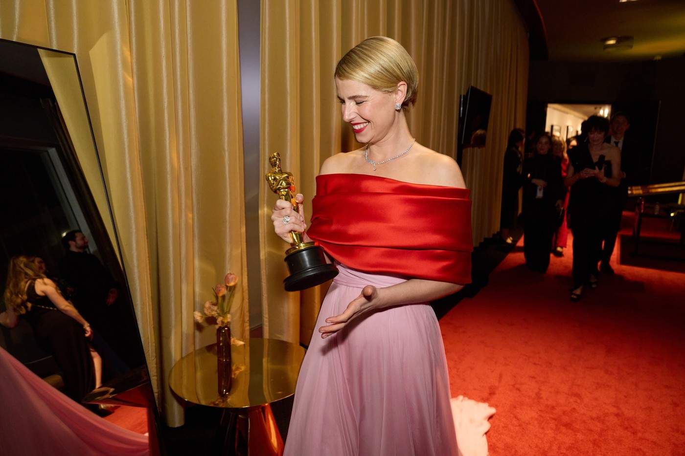 Jessie Buckley cu premiul Oscar pentru cea mai bună actriță în rol principal la cea de-a 98-a ediție a premiilor Oscar, care a avut loc duminică la Dolby Theatre din cadrul Ovation Hollywood.