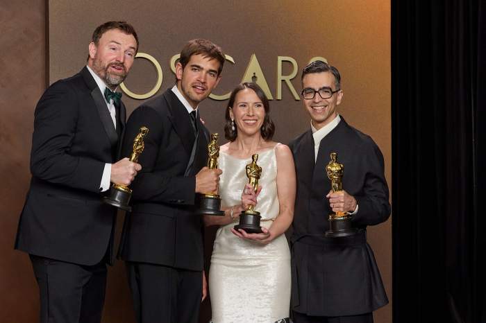 Jack Piatt, Sam A. Davis, Natalie Musteata și Alexandre Singh pozează în culise cu premiul Oscar pentru scurtmetraj live-action în cadrul celei de-a 98-a ediții a premiilor Oscar de la Dolby Theatre