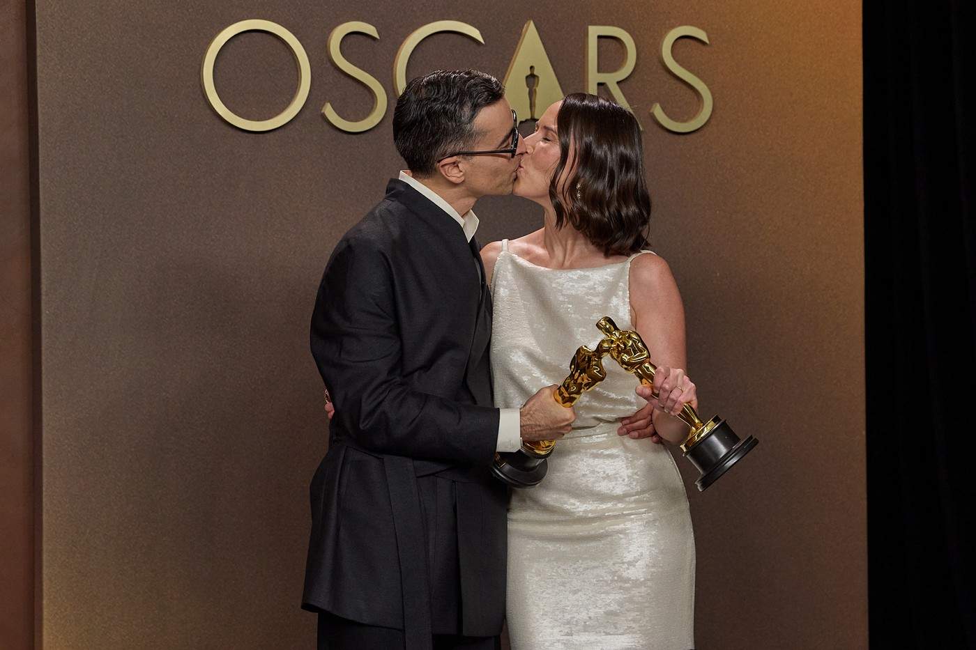 Alexandre Singh și Natalie Musteata pozează în culise cu premiul Oscar pentru cel mai bun scurtmetraj live-action în cadrul celei de-a 98-a ediții a premiilor Oscar, la Dolby Theatre din Ovation Hollywood, duminică, 15 martie 2026.