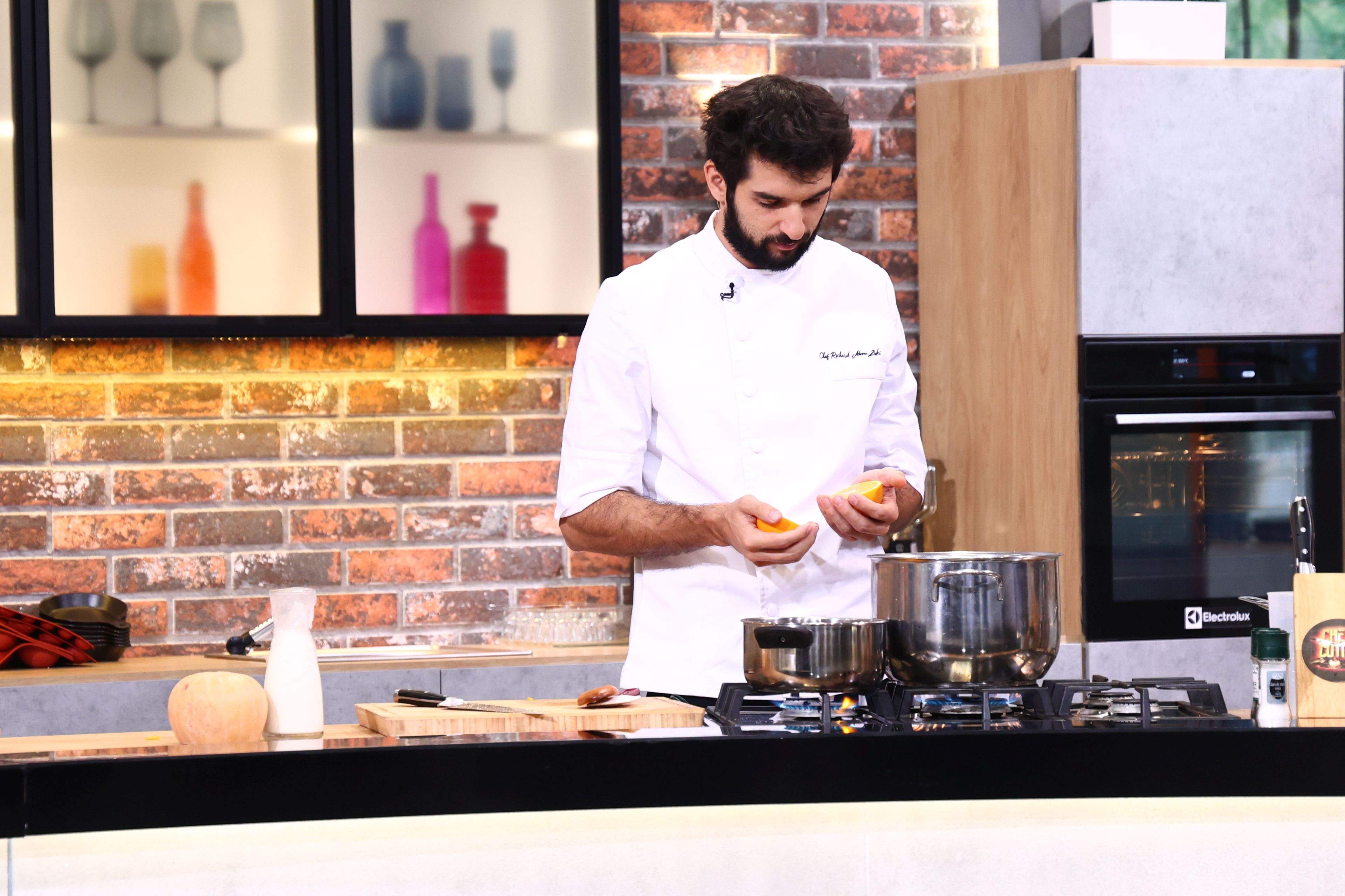 Chef Sautner oferă cuțitul de aur în ediția Chefi la cuțite de diseară, iar Florin Răducioiu vine la degustarea unei amulete puse în premieră la bătaie