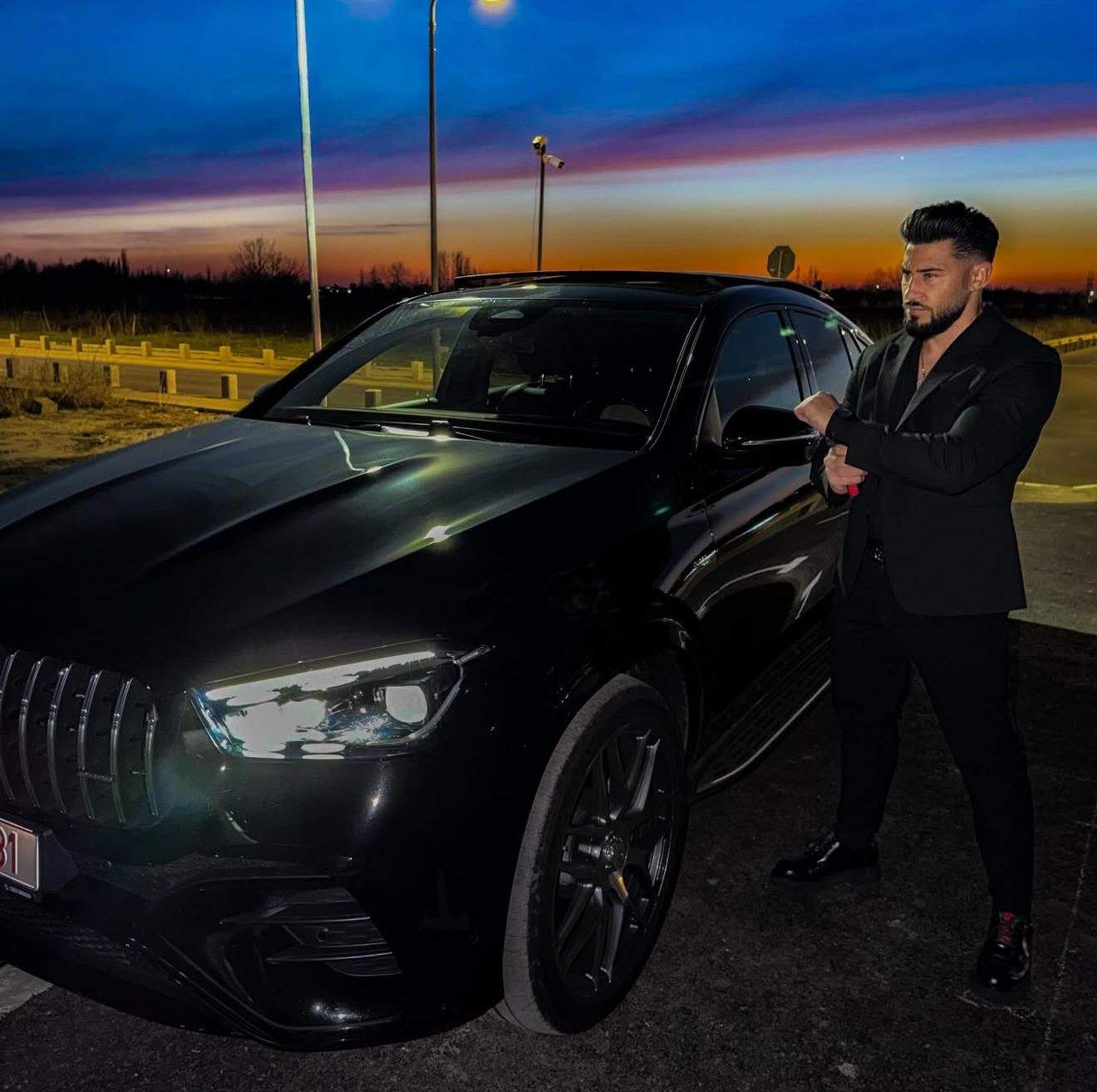 Bogdan Mocanu, lângă mașina sa