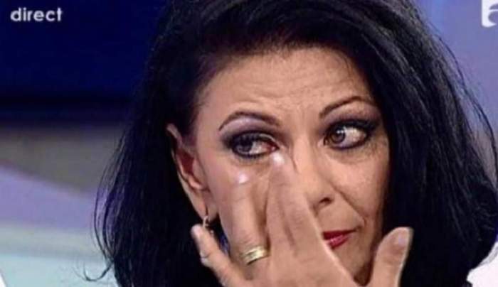 Elena Cârstea plânge