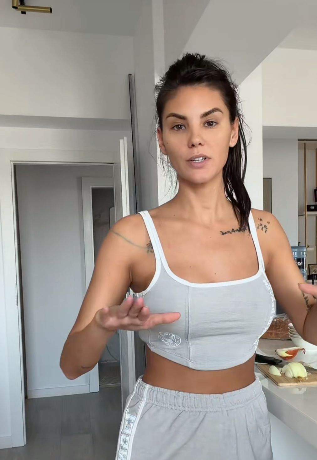 Ramona Olaru, îmbrăcată lejer