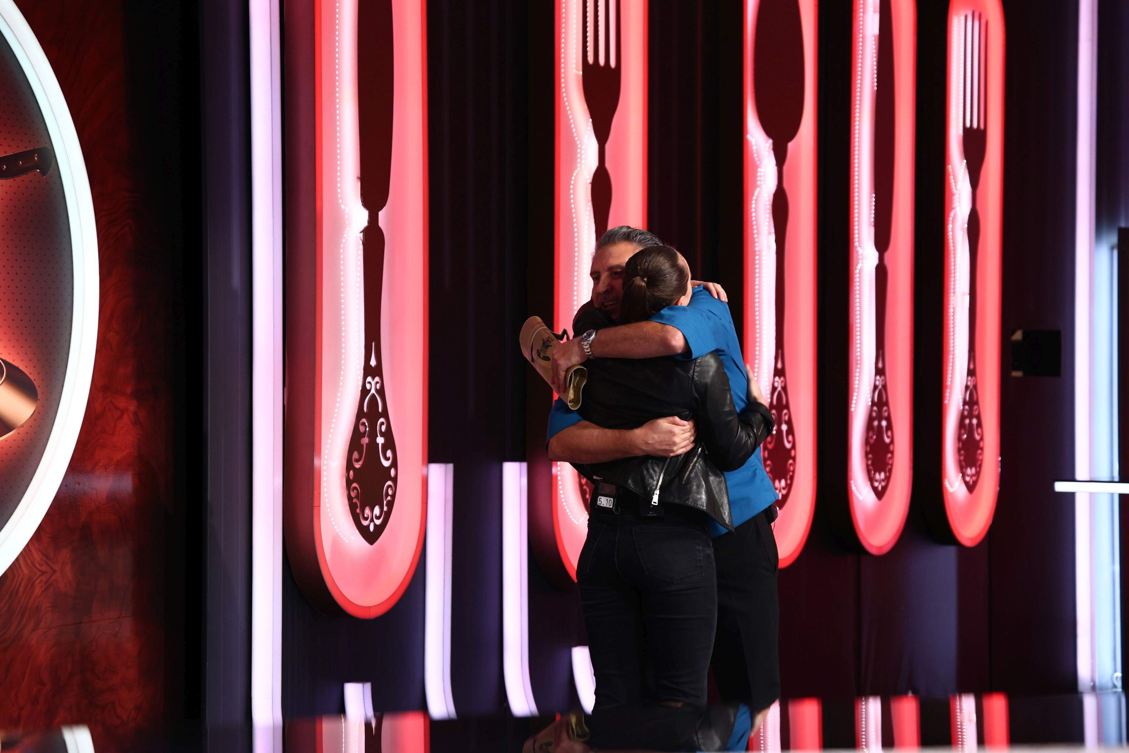 Chefi la cuțite, lider de audiență. Marina Luca e cuțitul de aur al lui Chef Sautner. Diseară, Chefii se întrec pentru prima bombă a sezonului, jurizată de Chef Alex Petricean