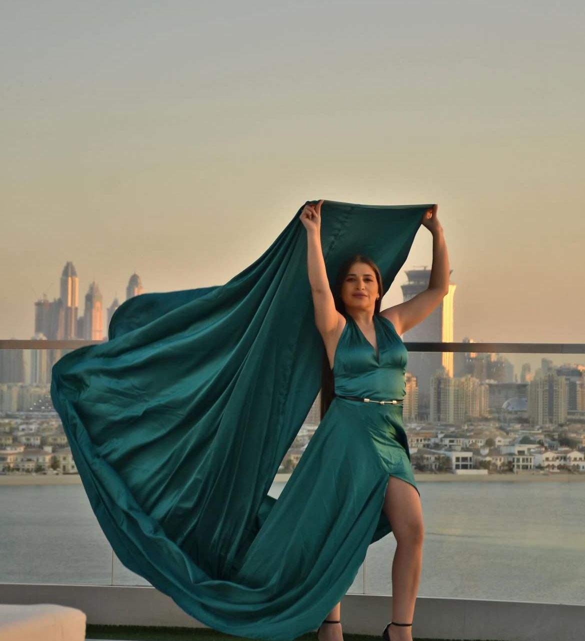 Prințesa de Aur, în rochie verde