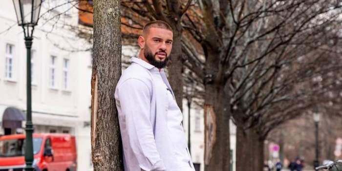 Dorian Popa, într-o ținută albă