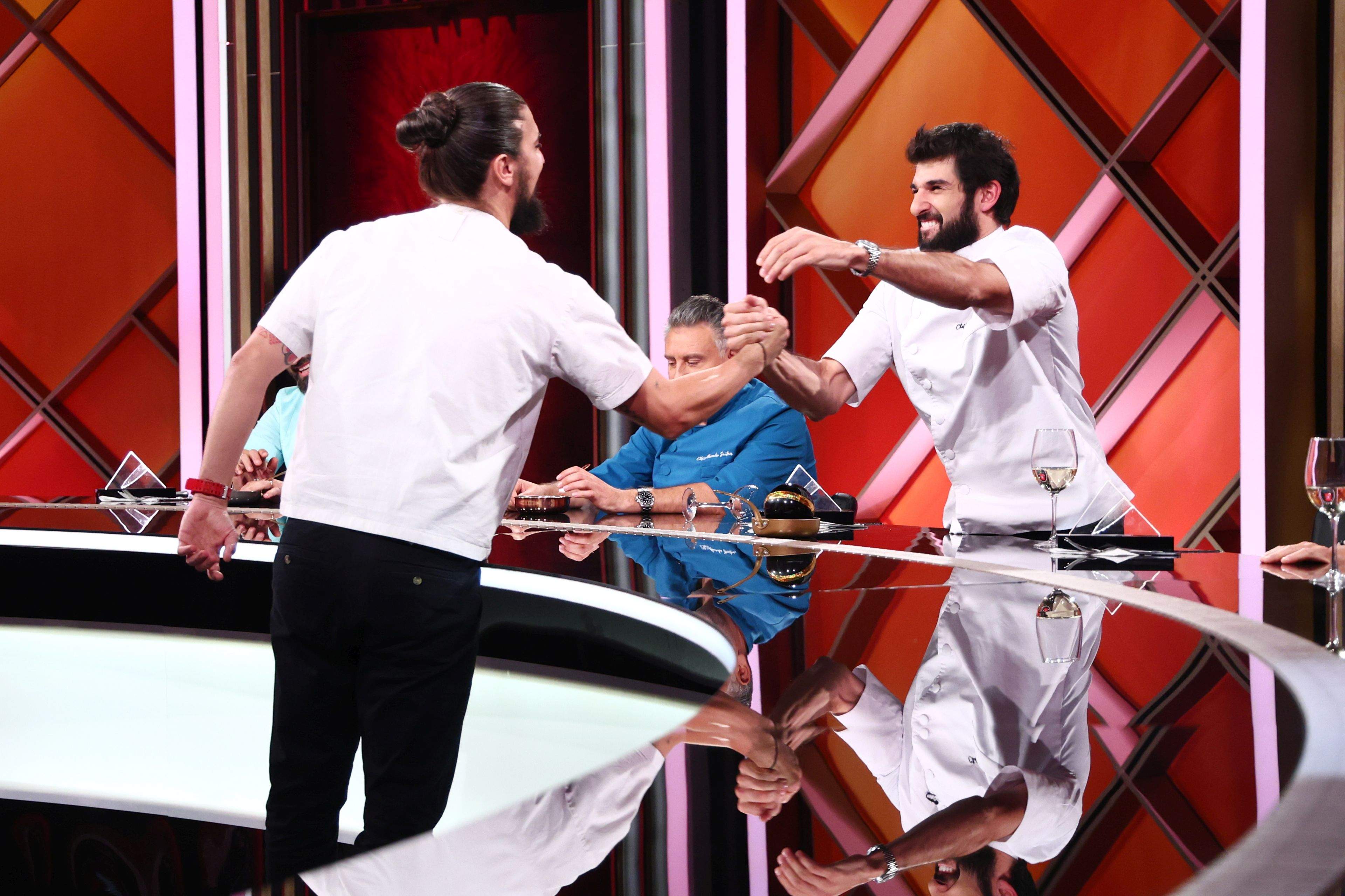 Chefi la cuțite, lider de audiență. Chef Richard a câștigat aseară prețioasa bombă. Diseară, jurații se contrazic aprig la degustarea amuletei: ”E crud acest aluat!”