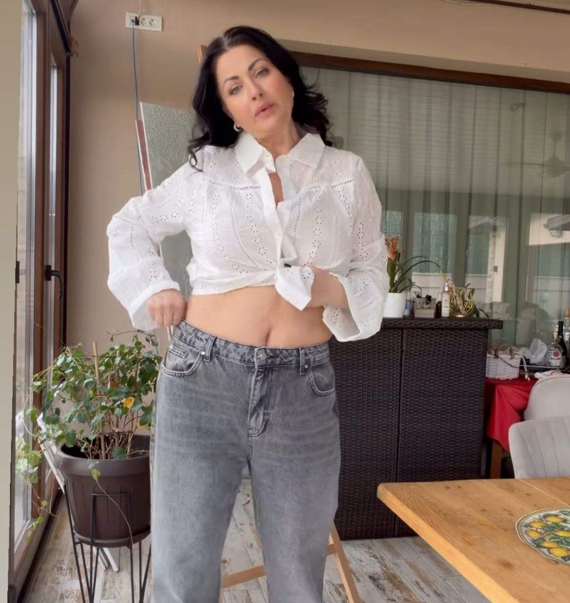 Gabriela Cristea, în blugi