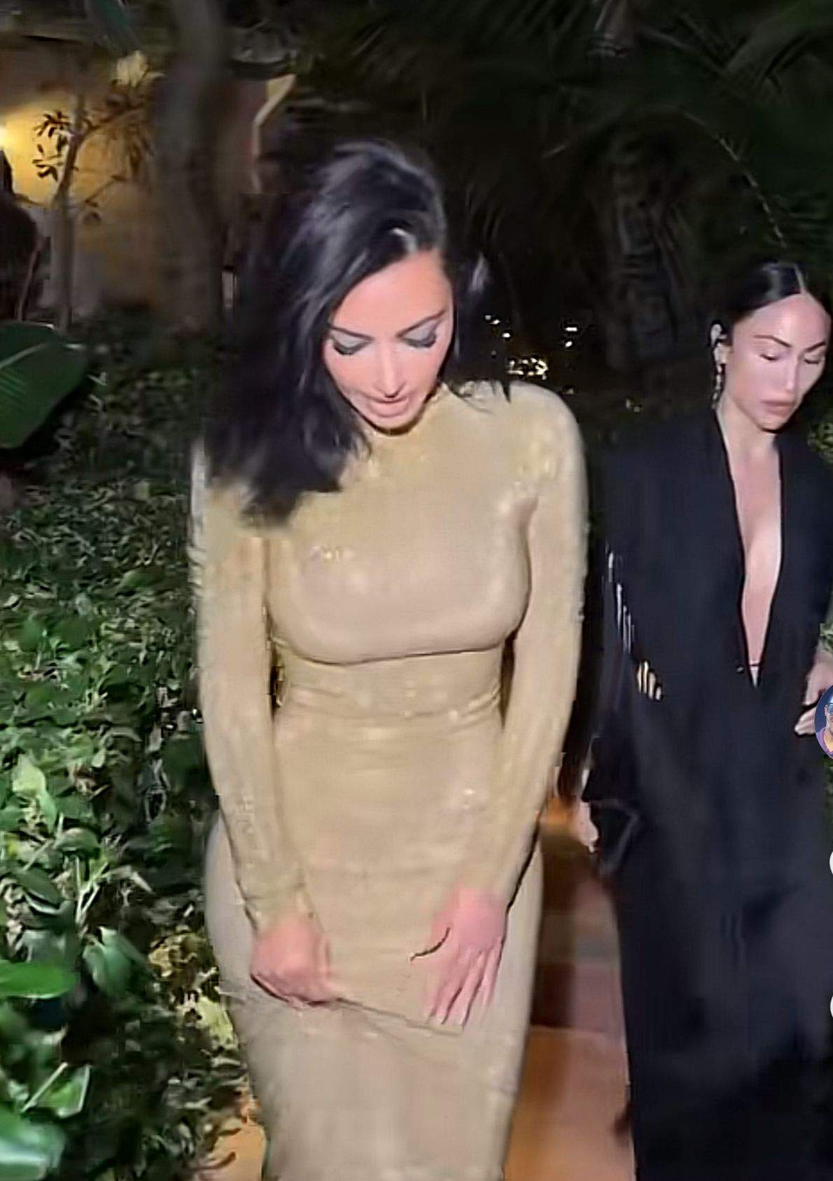 Kim Kardashian, în drum spre o petrecere exclusivistă