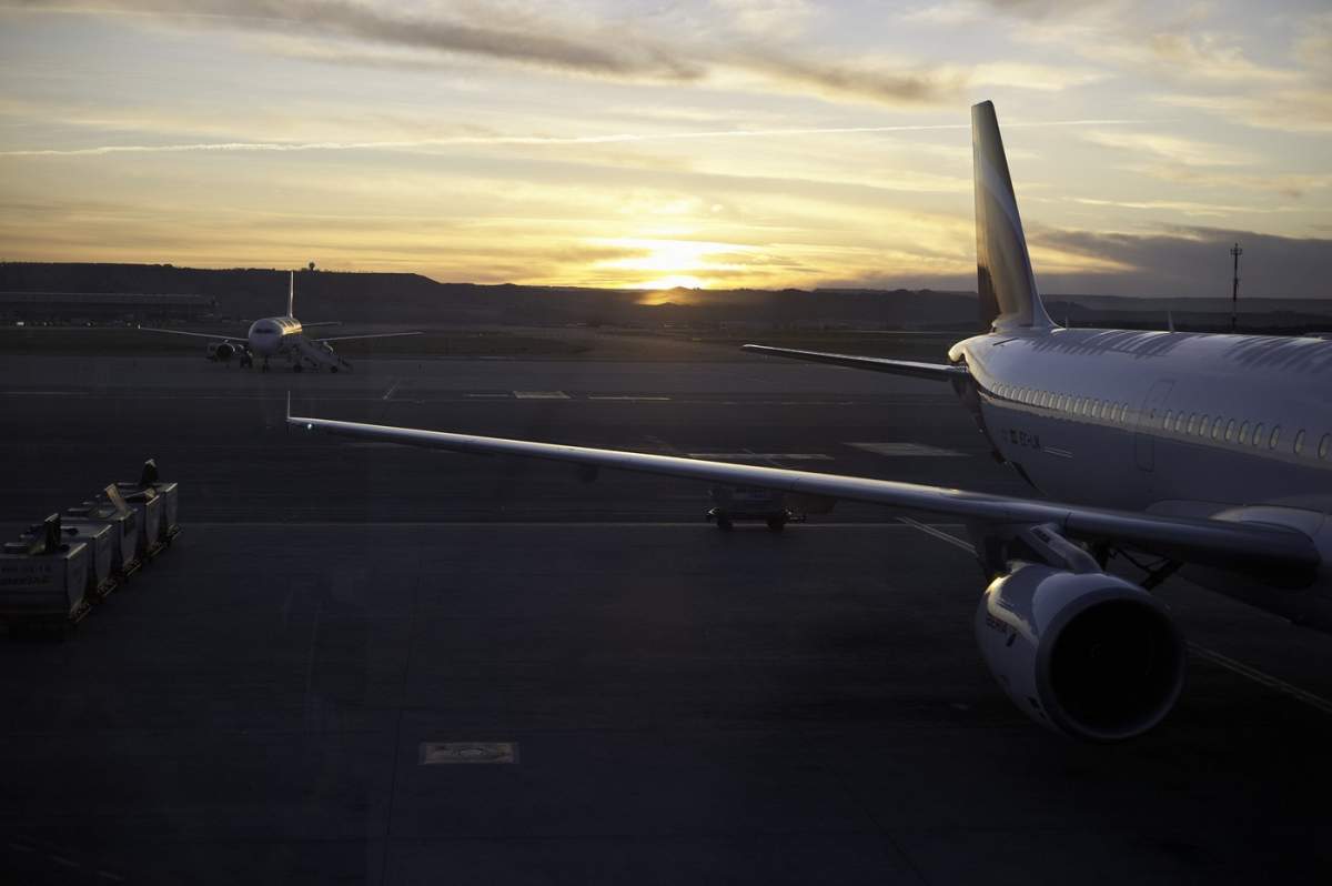 Un avion, pe o pistă