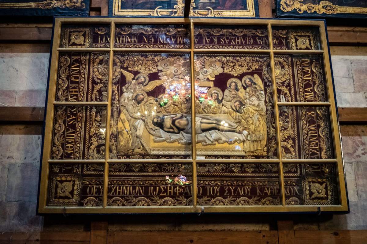 Interiorul Bisericii Sfântului Mormânt, cu picturi sacre, icoane religioase și vestigii creștine antice