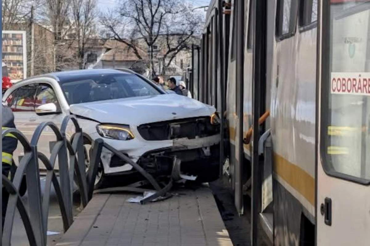 Scene șocante în București! Un șofer a intrat cu mașina într-un refugiu de tramvai și a lovit două persoane