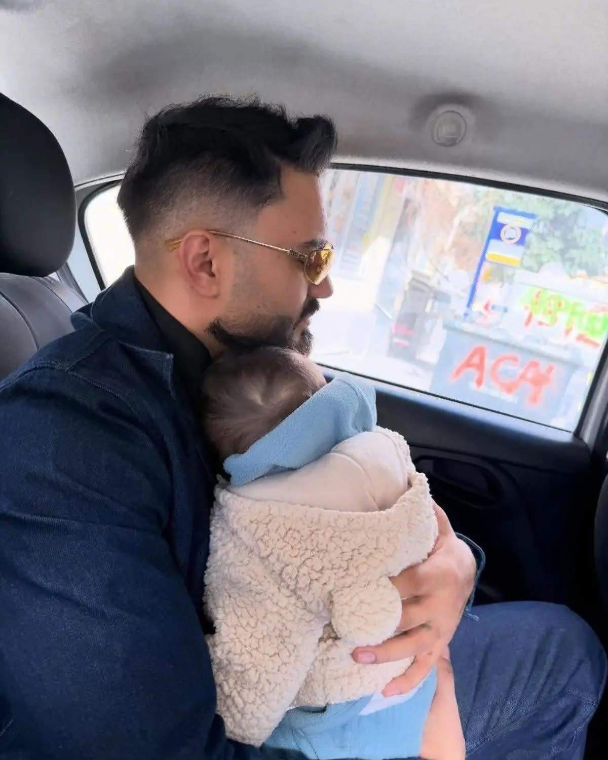 Jador își ține fiul în brațe