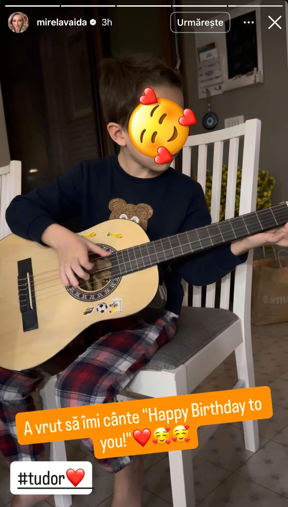 Fiul Mirelei Vaida cântă la chitară