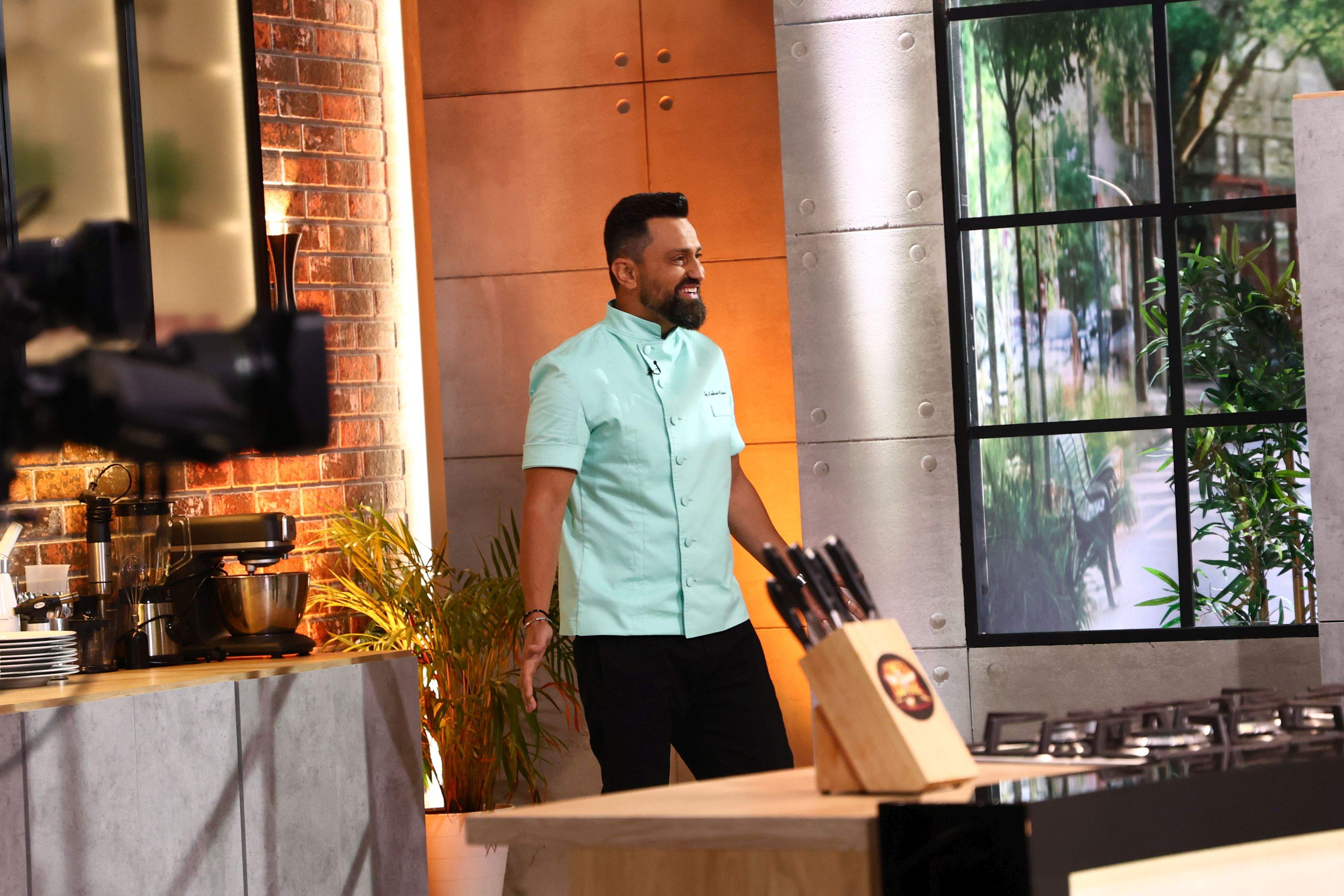 Diseară, de la 20:30, la Antena 1 urmează premiera sezonului 17 Chefi la cuțite. Jurații gătesc în casă nouă, iar Raluca Bădulescu vine la degustarea primei amulete