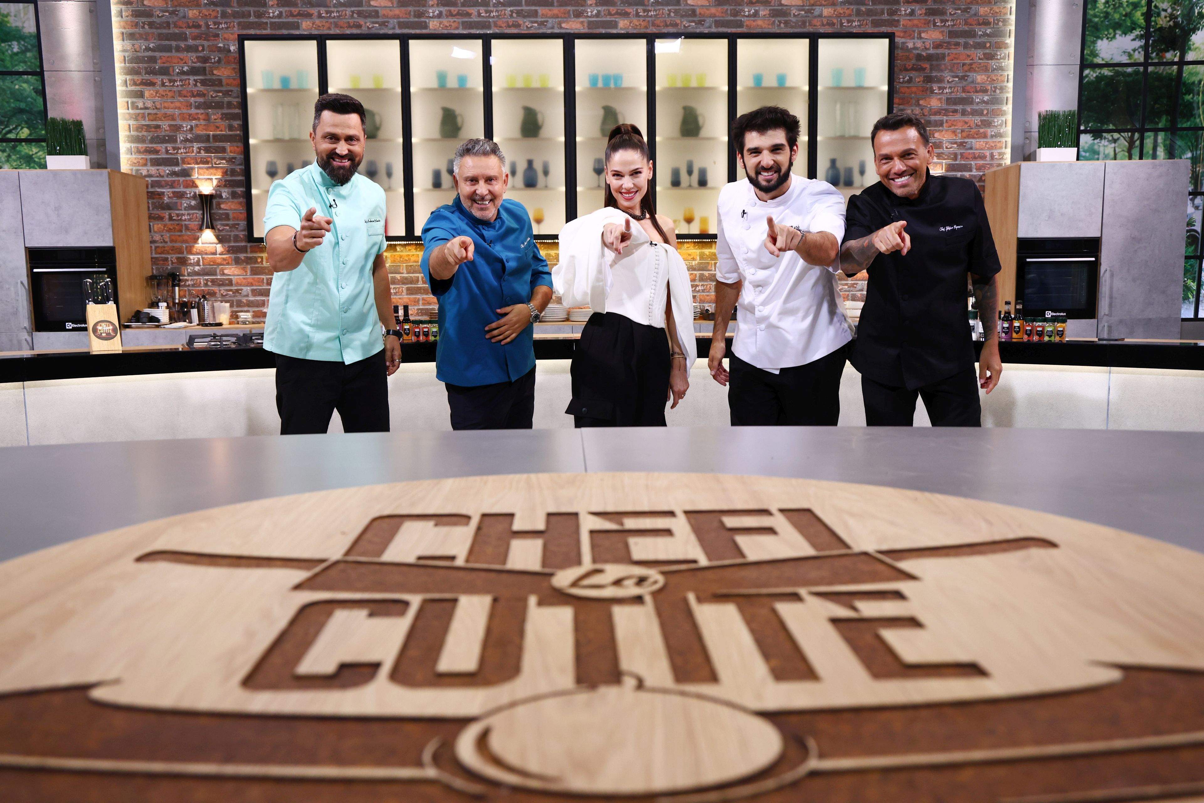 Sezonul 17 „Chefi la cuțite” debutează cu o surpriză majoră: Decor inedit și invitați speciali la Antena 1 Sezonul 17 „Chefi la cuțite” debutează cu o surpriză majoră: Decor inedit și invitați speciali la Antena 1