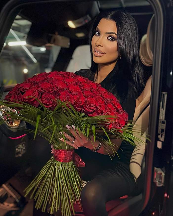 Andreea Tonciu are un buchet de trandafiri în brațe