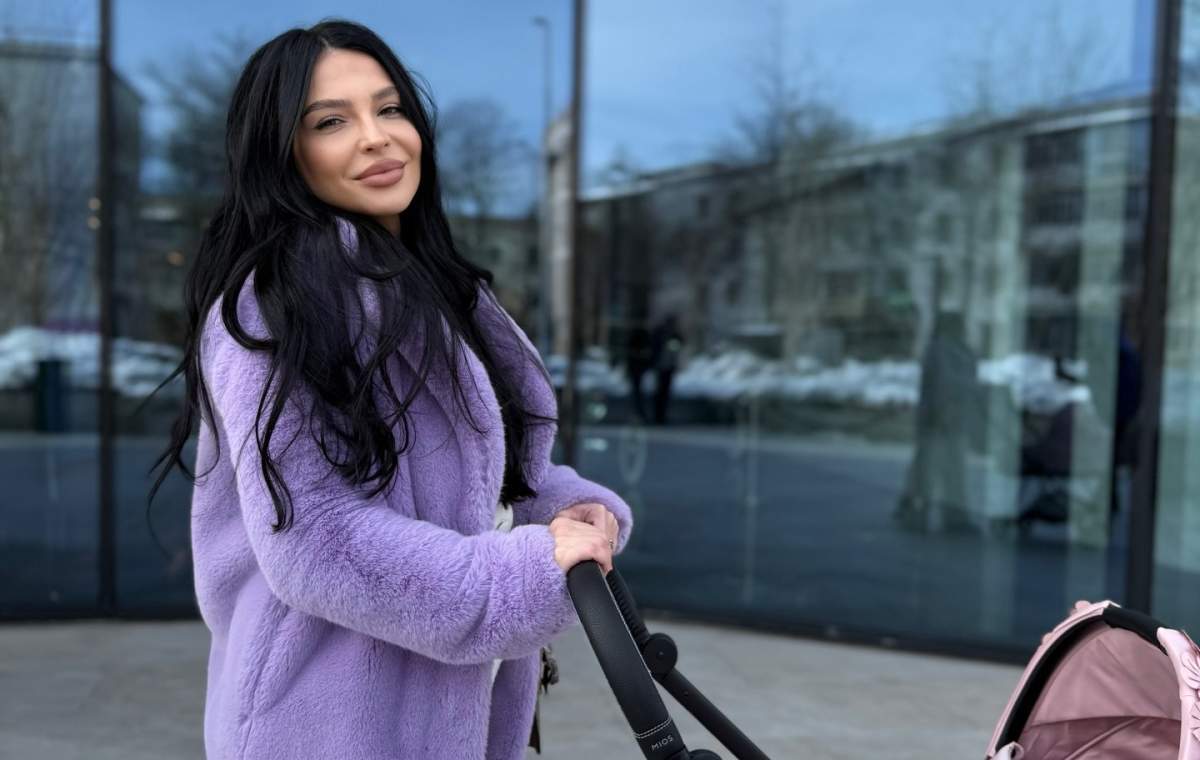 Francisca își plimbă fiica