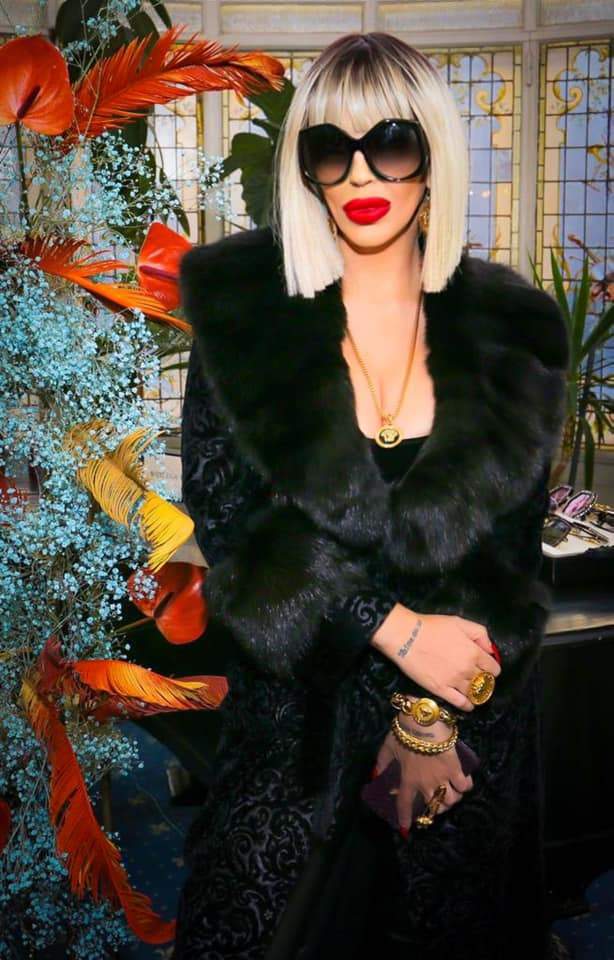 Raluca Badulescu poarta ochelari de soare