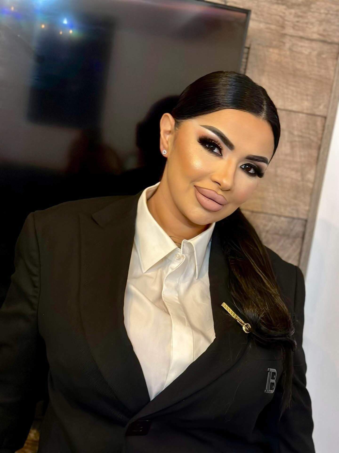 Raluca Drăgoi, aranjată, la costum