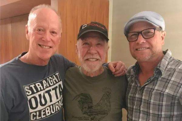 Chuck Norris, alături de fiii lui