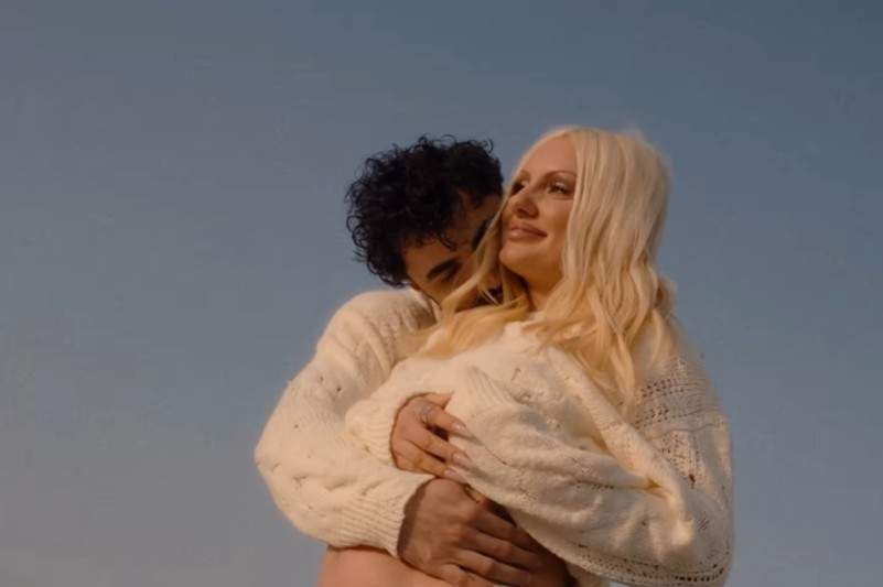 Imagini înduioșătoare cu Alexandra Stan însărcinată și iubitul! Cântăreața e mai îndrăgostită ca niciodată