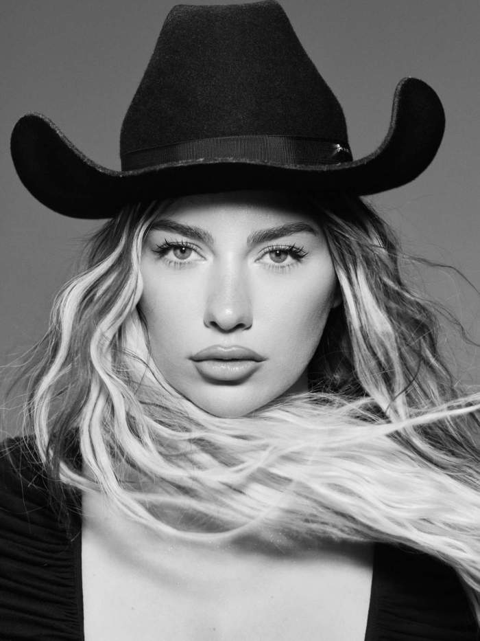 Artista Jo, ipostaze tandre cu un cântăreț viral! A fost iubitul lui Naomi Hedman