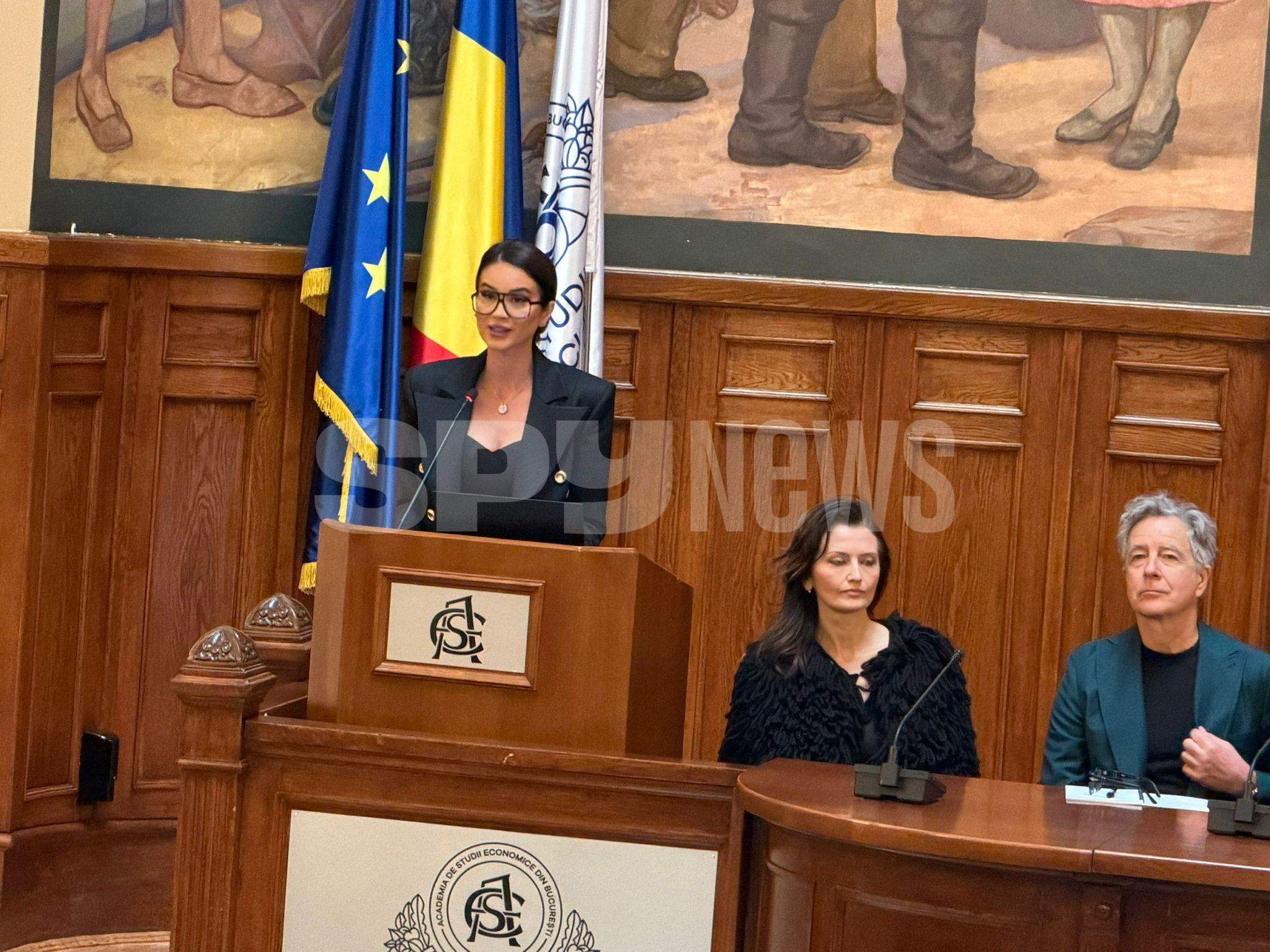 Geanina Ilieș deschide Bucharest Fashion Week! Prezentatoarea Știrilor Antena Stars, prezență impecabilă la evenimentul de clasă