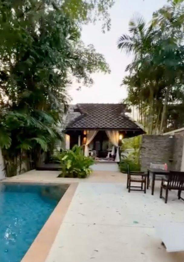 Fațada casei din Thailanda în care locuiește Alex Fotea