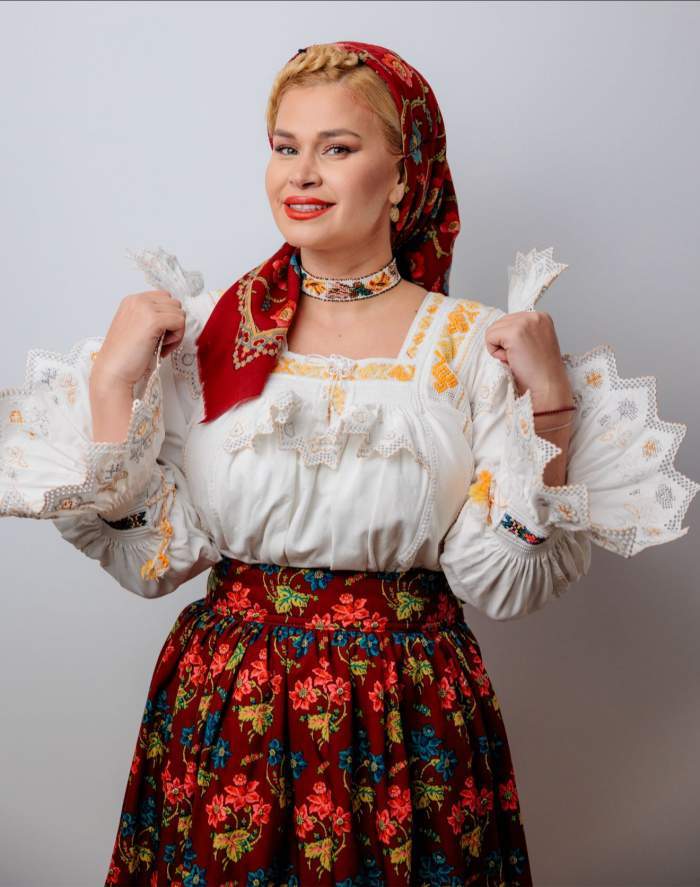 Oana Tomoiagă, în port popular