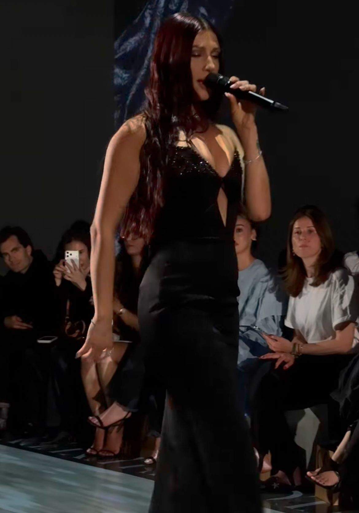 Cum s-au îmbrăcat vedetele în prima seară la Bucharest Fashion Week! GALERIE FOTO