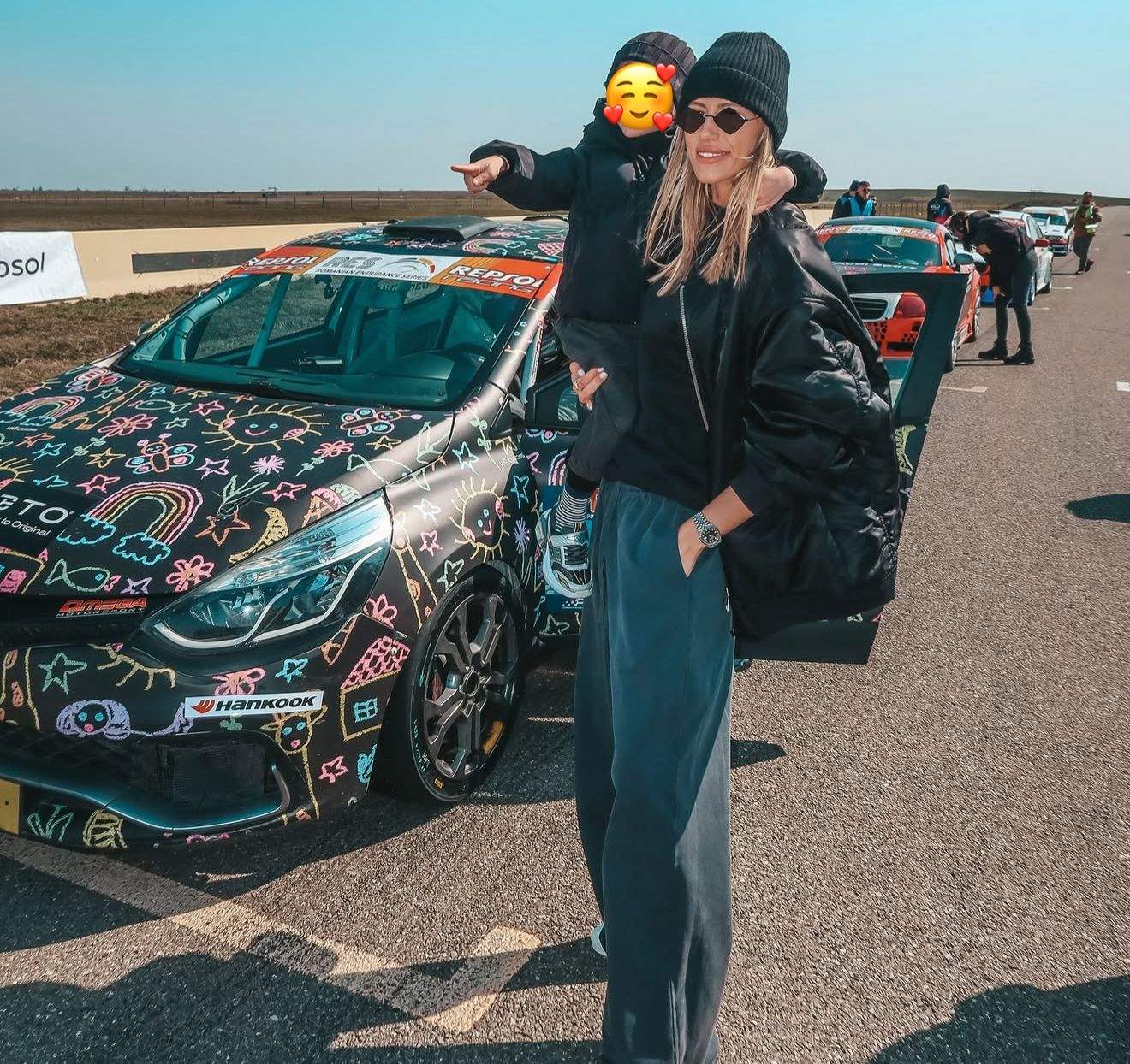 Gabriela Prisăcariu, alături de fiul ei, Tiago