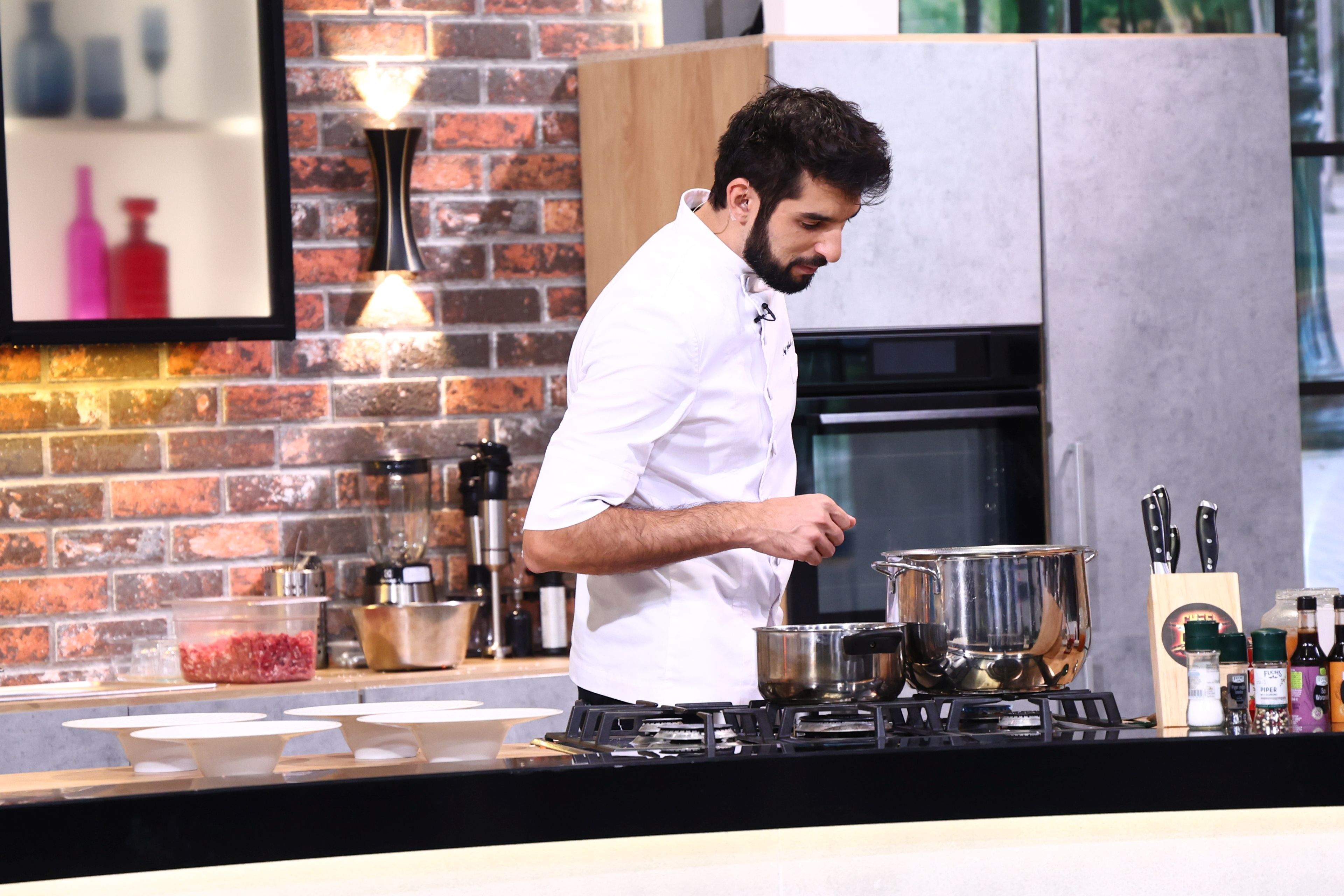 Chefi la cuțite, lider de audiență. Chef Sautner, din nou victorios, aseară! Jurații trebuie să gătească diseară cea mai bună ciorbă, pentru a treia bombă a sezonului