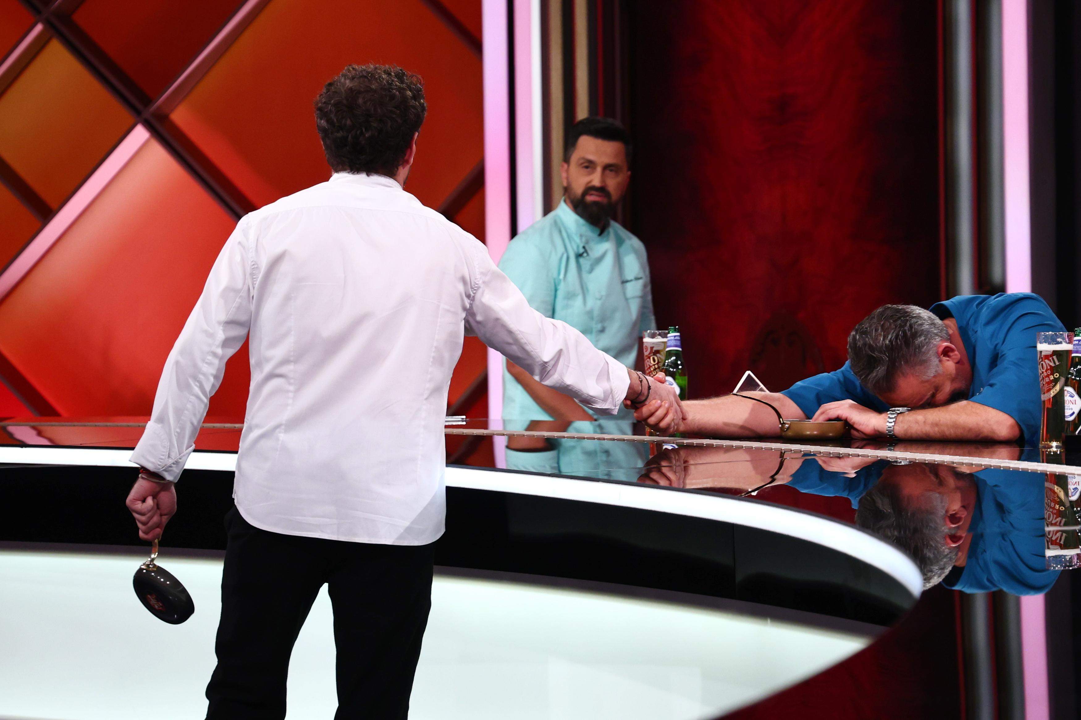 Chefi la cuțite, lider de audiență. Chef Sautner, din nou victorios, aseară! Jurații trebuie să gătească diseară cea mai bună ciorbă, pentru a treia bombă a sezonului