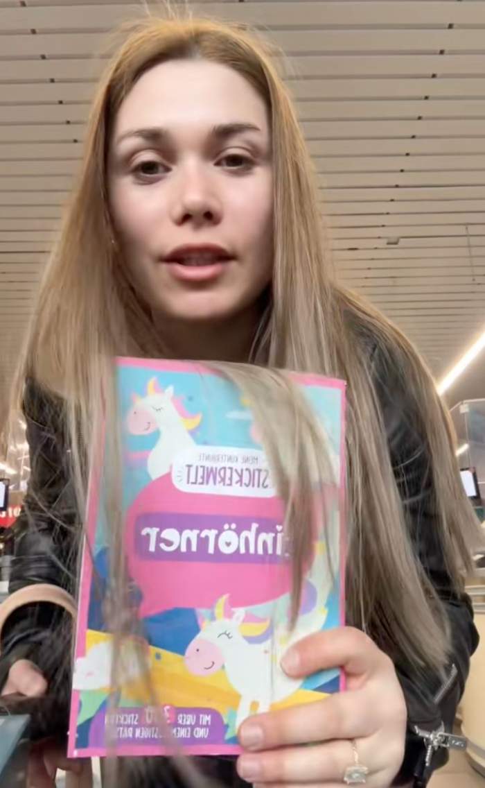 Alina Mădălina i-a cumpărat fiicei sale o carte de colorat