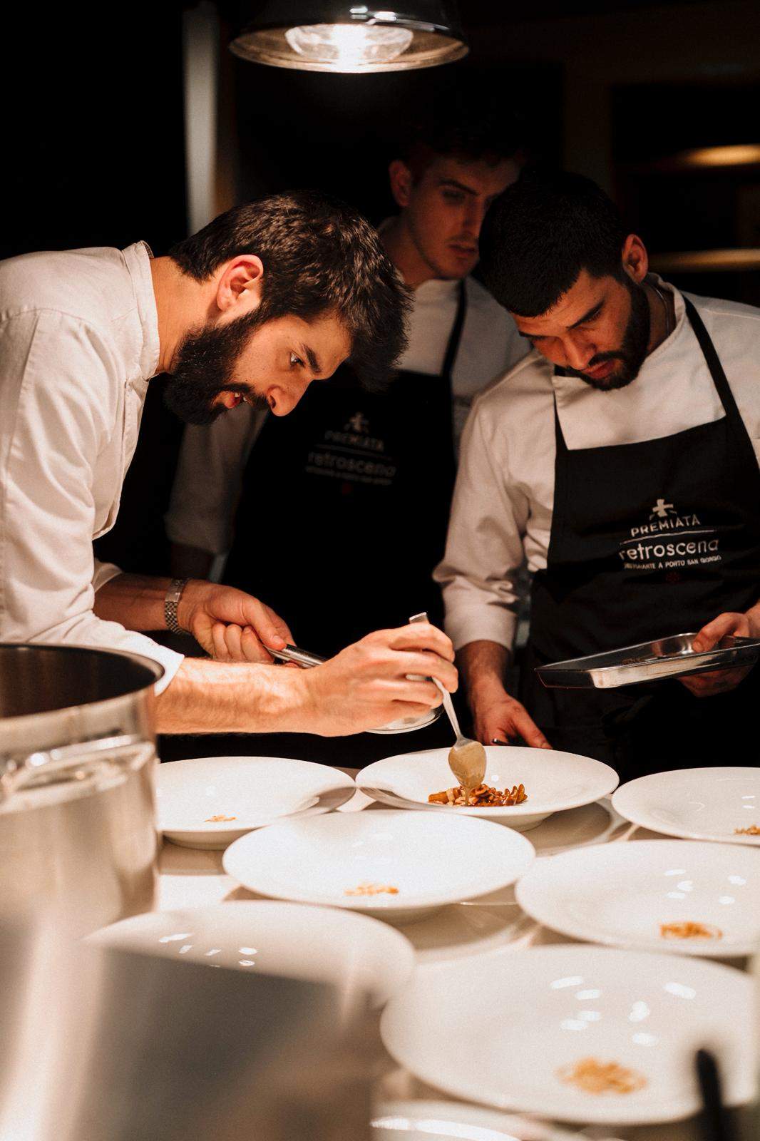 Luca Zvaleni, câștigătorul sezonului 16 Chefi la cuțite, a început stagiul la Retroscena, alături de Chef Richard: ”M-au fascinat ideile și combinațiile culinare ale Chef-ului”