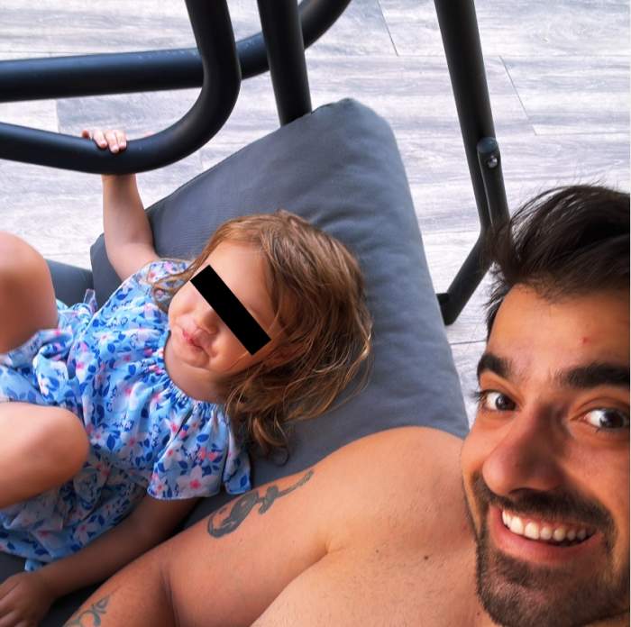 liviu teodorescu si fiica lui impreuna pe sezlong