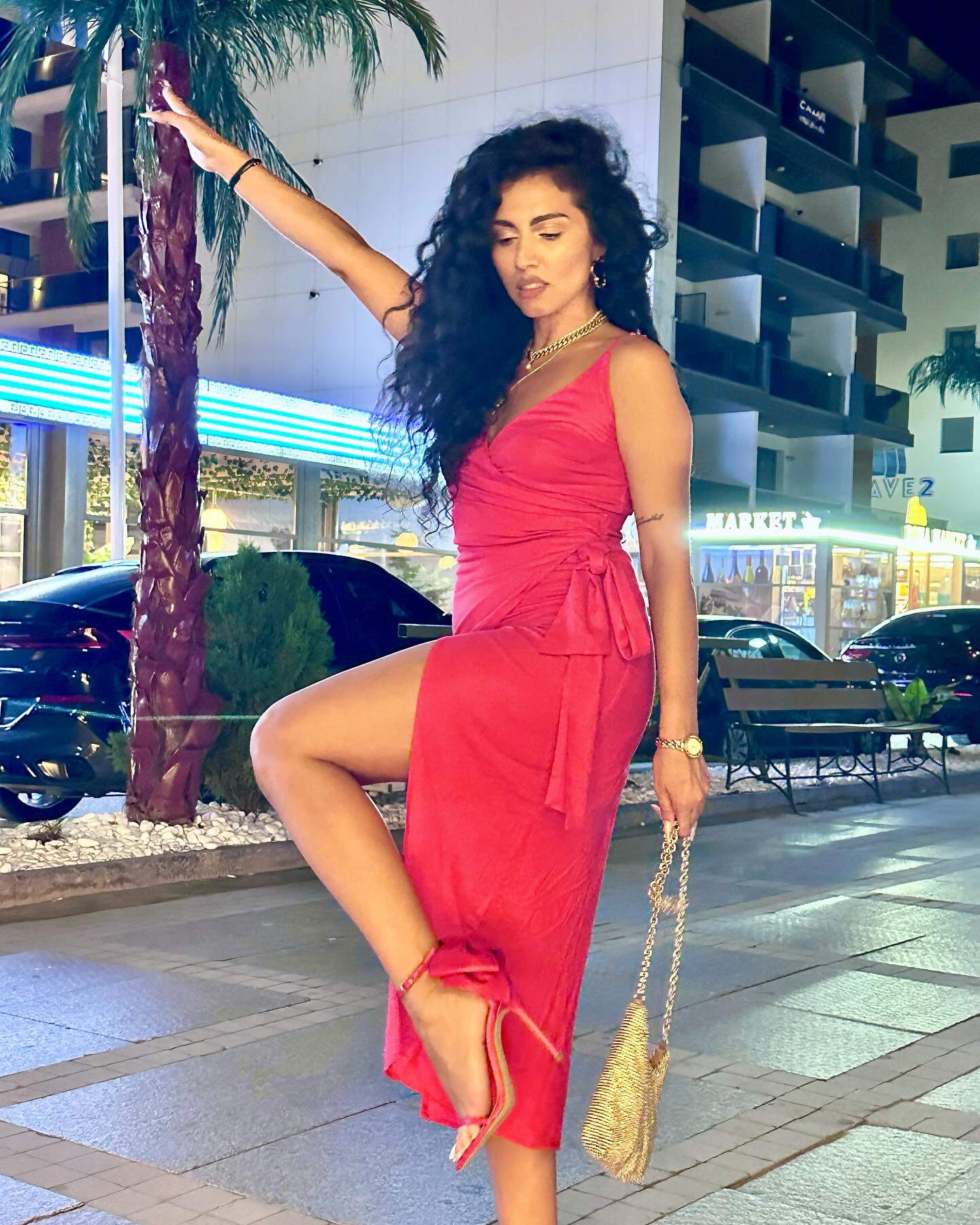 Doinita Oancea poarta o rochie eleganta