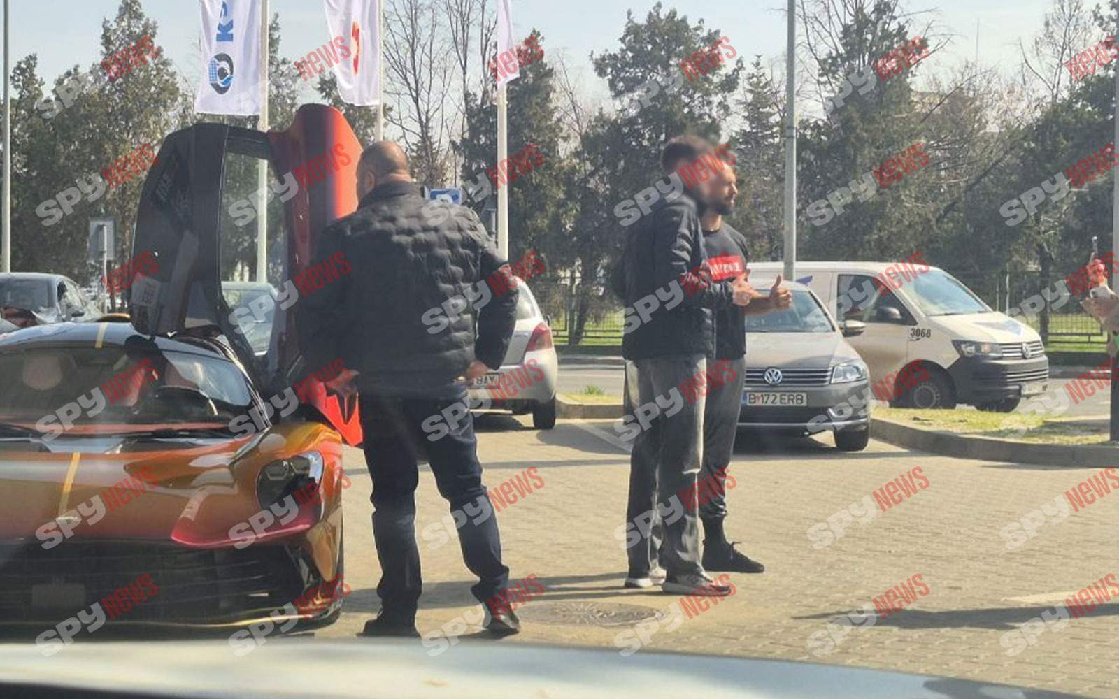 Andrew Tate, în benzinărie