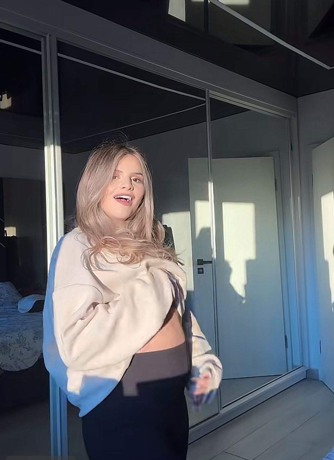 Un celebru influencer român a devenit tată pentru prima dată! Soția lui a adus pe lume o fetiță