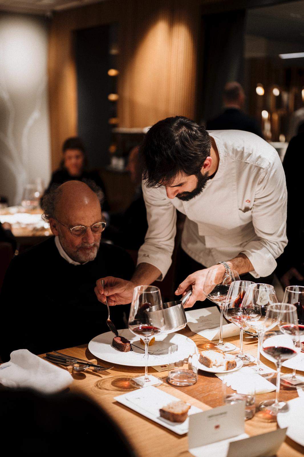 Premieră Chefi la cuțite: doi câștigători ai show-ului culinar au gătit alături de Chef Richard Abou Zaki, pentru un eveniment special la Retroscena