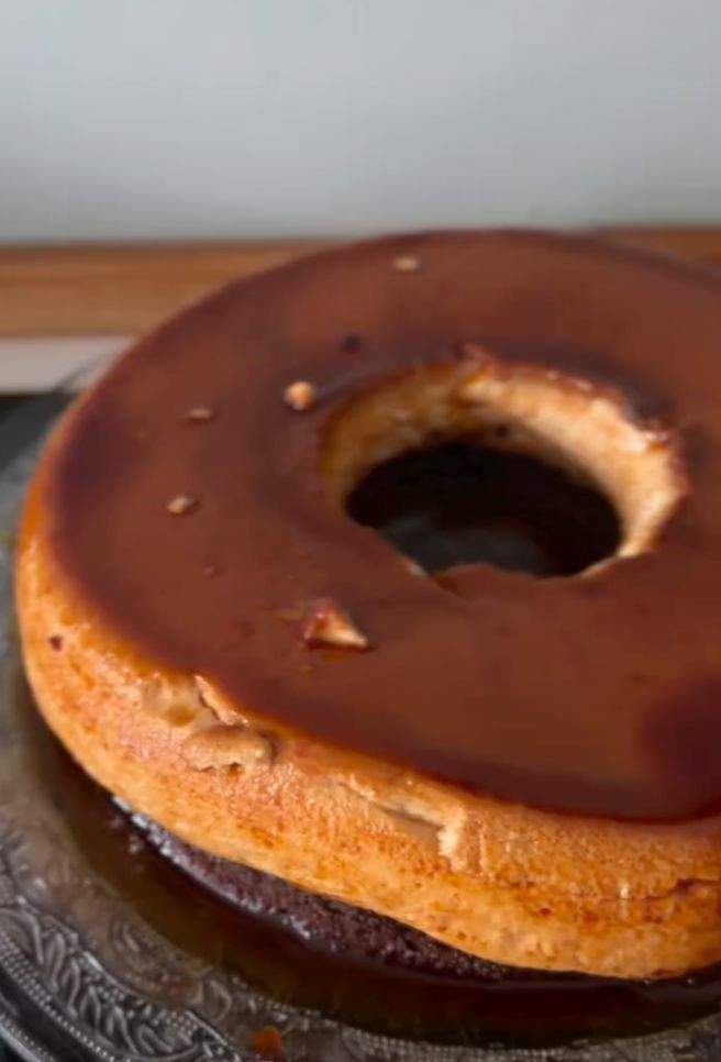 Prăjitura cu cremă de zahăr ars și blat de cacao a Laurei Cosoi