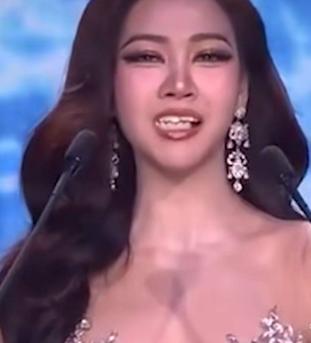 Moment jenant la un concurs de Miss! Unei concurente i-a picat dantura în momentul prezentării